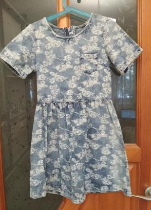 Красивое джинсовjе платье в цветочный принт primark на 9-10 лет