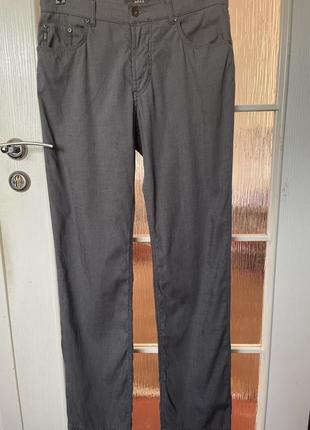 Стильные джинсы от известного бренда.