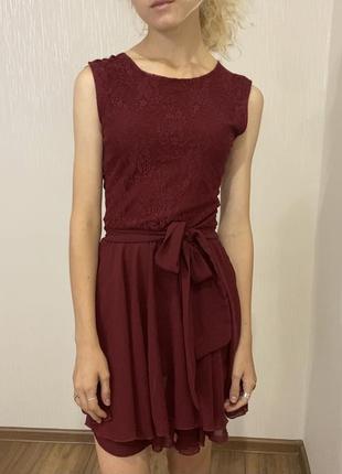 Бордова сукня з мереживом