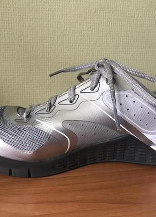 Кросівки срібного кольору