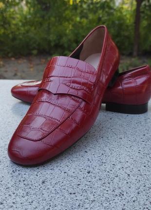 Кожанные красные классические лоферы под крокодила туфли на каблуке3 фото