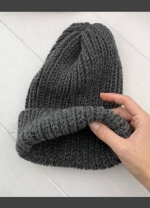 В'язана зимова жіноча шапка біні з відворотом1 фото