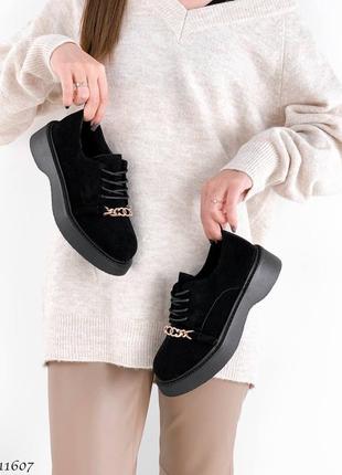 Чорні замшеві туфлі оксфорди на шнурках з ланцюжком ланцюгом чорні замшеві туфлі-оксфорди з ланцюжком ланцюгом замша на платформі