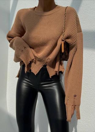Укороченный свитер с рваным низом6 фото
