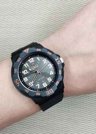 Чоловічий годинник 10bar q&q vr18j014y