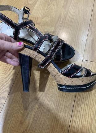 Босоножки guess оригинал на каблуке лаковые