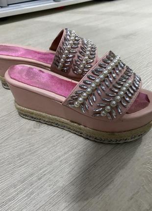 Босоножки шлепки на танкетке платформе розовые с камнями стразами