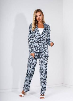 Брючный костюм в пижамном стили