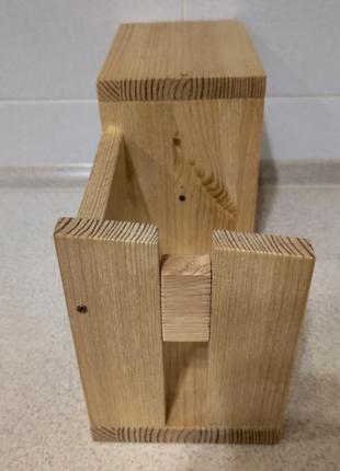 Деревянный настенный держатель для туалетной бумаги с полочкой6 фото