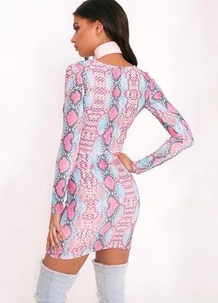 Сукня плаття зміїний принт пастельна вирізом декольте рожеве бірюзове рукавом короткий облягаюче3 фото