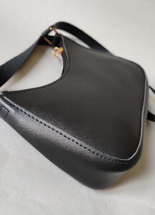 Компактна чорна сумочка10 фото