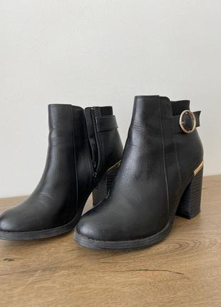 Черевики. ботельйони. на каблуку.