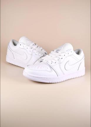 Женские кроссовки nike air jordan low white