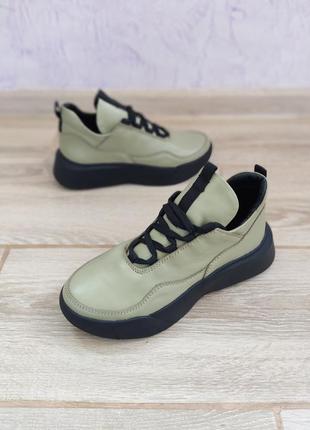 Жіночі шкіряні кросівки.