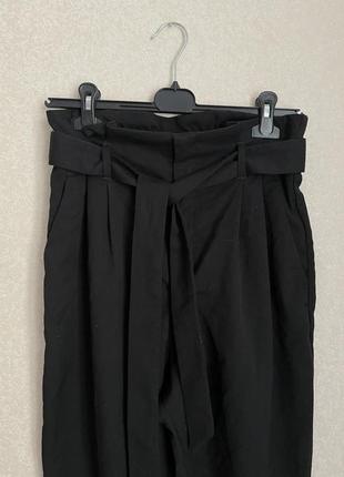 Класні брюки чорні з паском на защипах