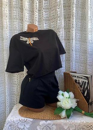 М/28 фірмова стильна жіноча укорочена футболка з вишивкою камінням стрекозою orfeonegro