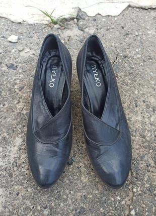 Кожаные туфли на не высоком каблуке