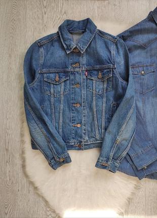 Синяя плотная джинсовая куртка женская короткая с карманами levis6 фото