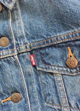Синя щільна джинсова куртка жіноча коротка з кишенями levis10 фото
