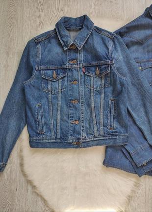 Синя щільна джинсова куртка жіноча коротка з кишенями levis4 фото