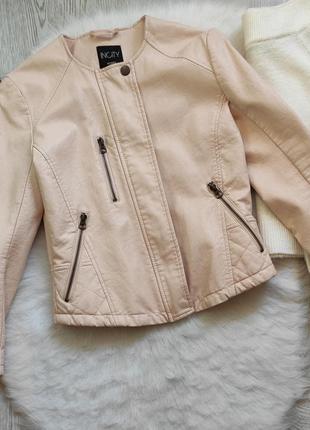 Розовая пудровая бежевая короткая кожаная куртка кожанка косуха с молниями замками incity2 фото