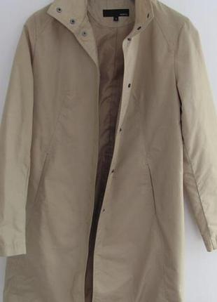 Легкий плащик на теплу осінь.