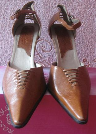 Туфли женские коричневые с острым носом и застежкой. на каблуке. новые