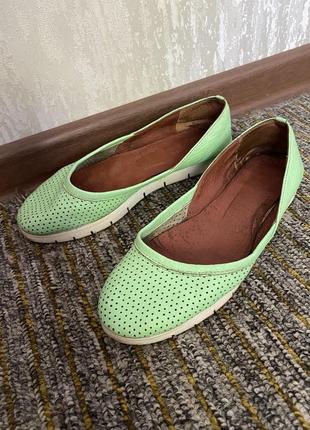 Жіночі яскраві шкіряні мокасини балетки салатового кольору перфоровані на білій підошві на широку ногу 37 розмір