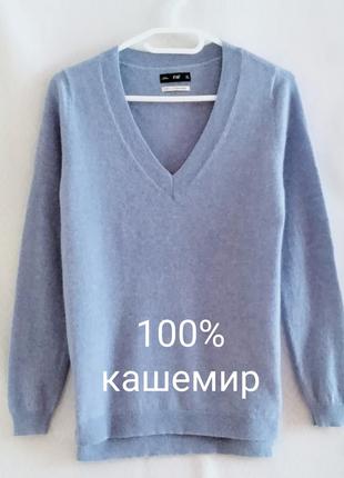 F&f. блакитний светр з v-подібним вирізом.