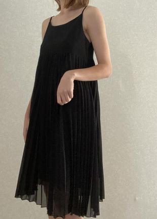 Черное плиссированное платье/платье2 фото
