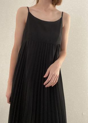 Черное плиссированное платье/платье6 фото
