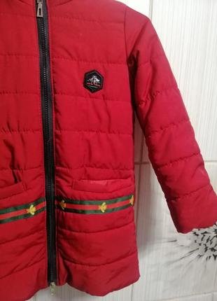 Куртка для дівчинки червона з пчолою4 фото
