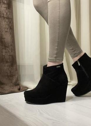 Женские ботинки из замши на танкетке