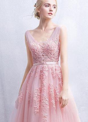 Платье длинное в пол свадебное вечернее розовое расшитое жемчугом с шлейфом3 фото
