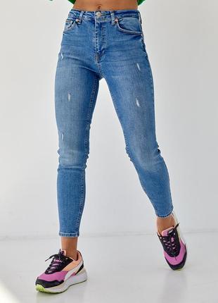 Женские зауженные джинсы с потертостями.1 фото