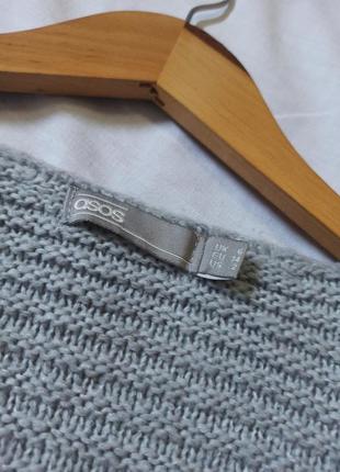 Серый оверсайз свитер с треугольным декольте6 фото