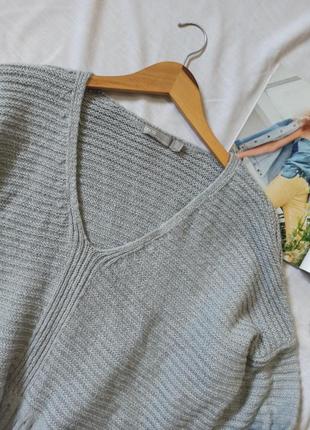 Серый оверсайз свитер с треугольным декольте4 фото