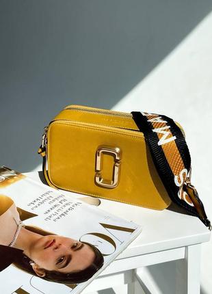 Marc jacobs the snapshot bag gold yellow яскрава трендова сумочка марк джейкобс жовта золота женская брендовая сумка желтая золотистая8 фото