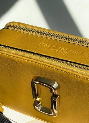 Marc jacobs the snapshot bag gold yellow яскрава трендова сумочка марк джейкобс жовта золота женская брендовая сумка желтая золотистая3 фото
