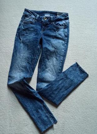 Модные узкие женские джинсы скинни в идеале.