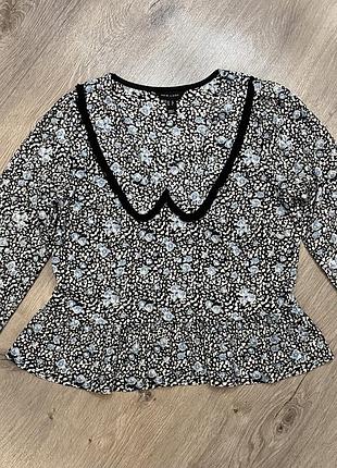 Блузка з рюшами та комірцем