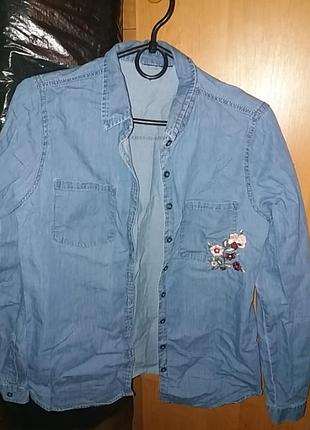 Рубашка джинсовая с вышивкой.