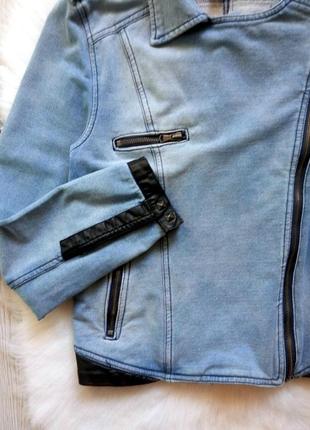 Синяя голубая джинсовая куртка косуха с черными вставками кожзам и молниями замками5 фото