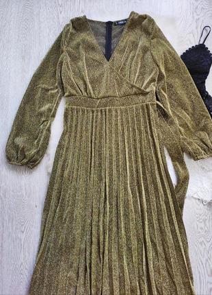 Золотое блестящее длинное платье в пол плиссе юбка вырез декольте запах вечернее нарядное2 фото
