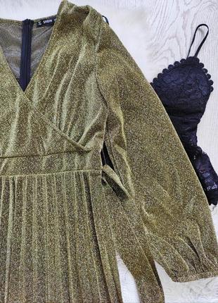 Золотое блестящее длинное платье в пол плиссе юбка вырез декольте запах вечернее нарядное6 фото
