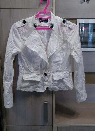Пиджак белый с пуговками