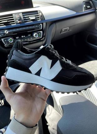 Кросівки жіночі