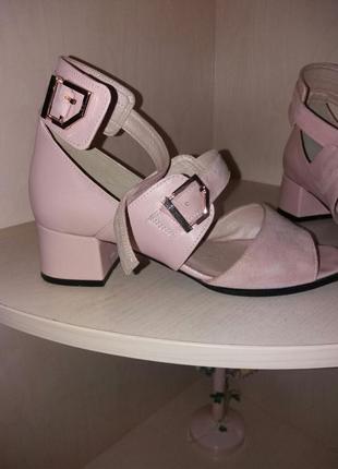 Босоножки на низком каблуке замшевые кожаные нежно розовые женские с ремешком2 фото