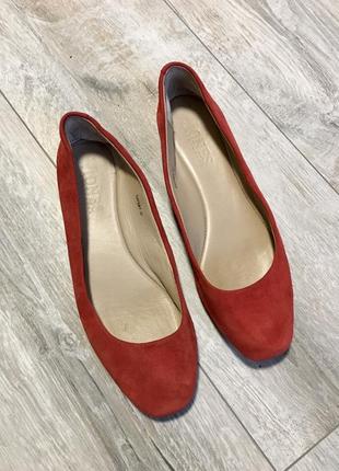 Красные замшевые туфли, балетки jones bootmaker8 фото