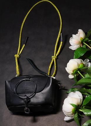 Кожаная сумка кросс-боди с металлической фурнитурой